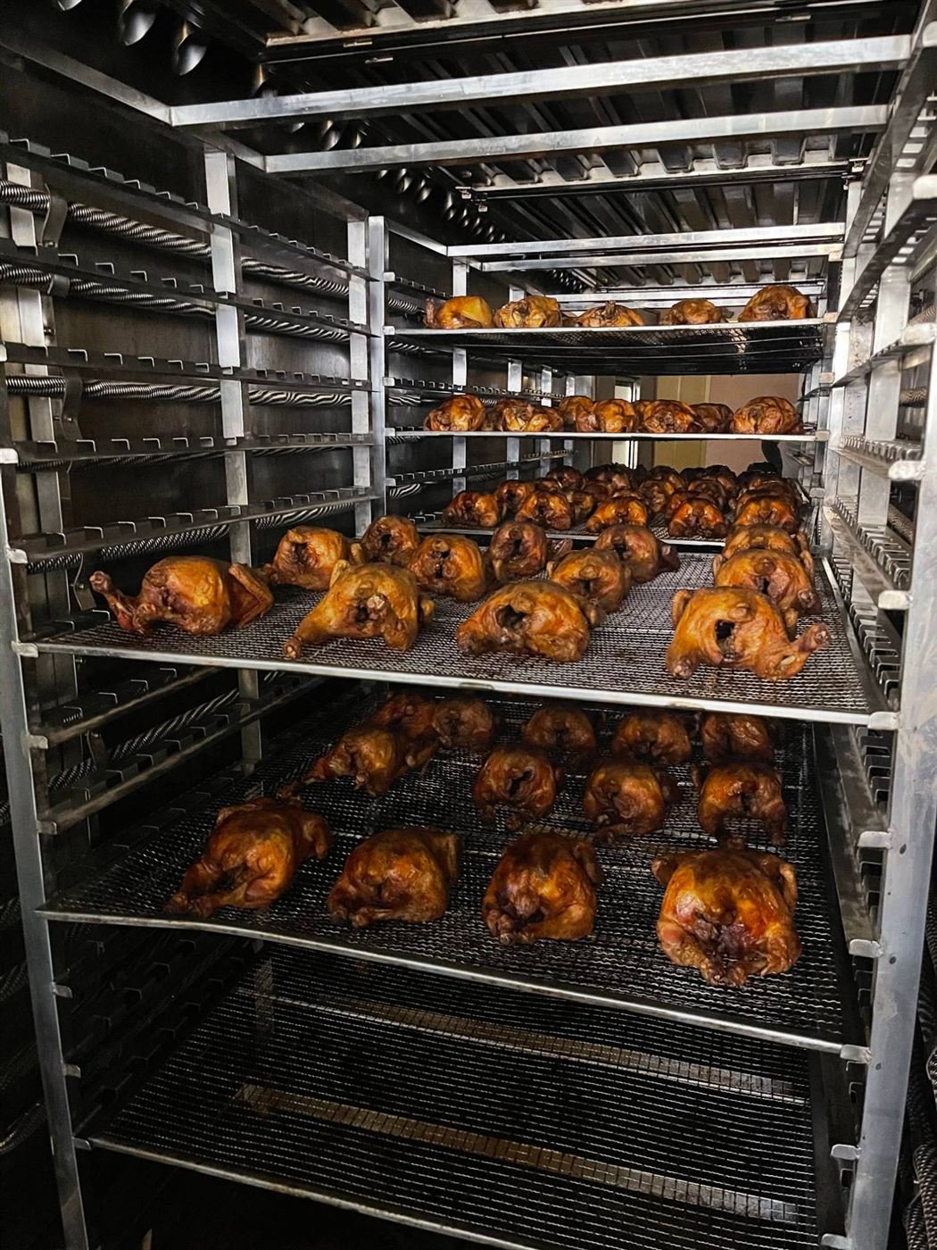 Poulets fumés sur les claies du fumoir